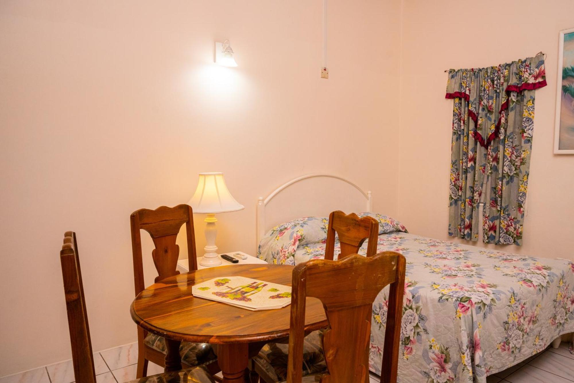 Shields Negril Villas Chambre photo