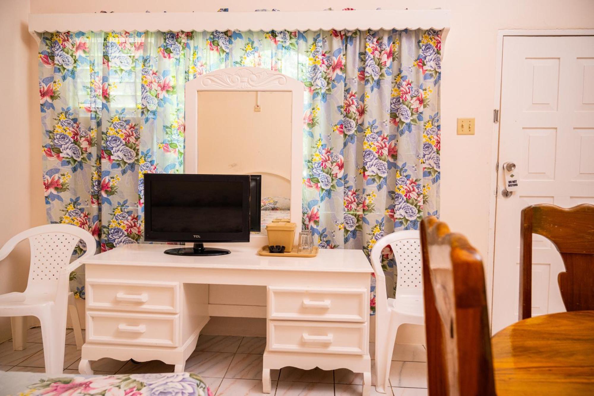 Shields Negril Villas Chambre photo